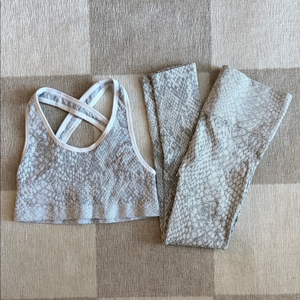 TLA by Morgan Stuart Women's White Gray Snake Print Sports Bra and Leggings Set
